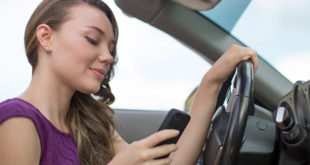 Jak si stojí mladí řidiči za volantem? Píši SMS a pozoruji pohledné chodce!