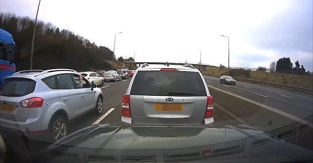 Video: Když se hlupák rozhodně zablokovat silnici